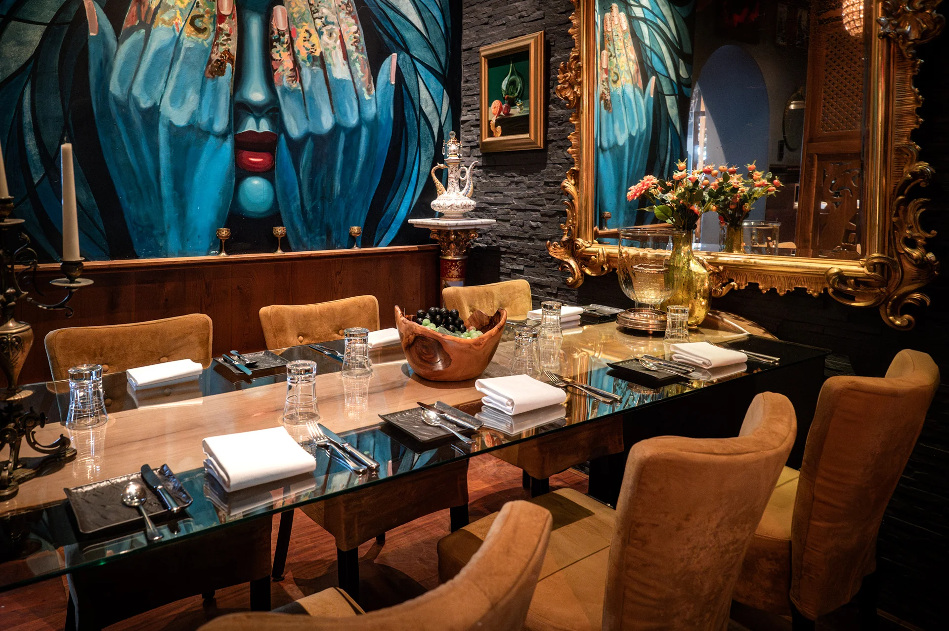 Kleine private dining ruimte met gedekte tafel bij El Qatarijne