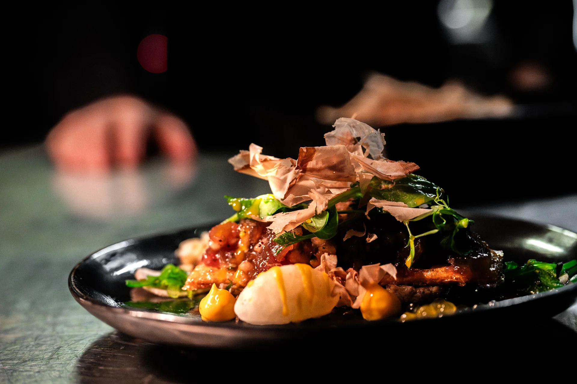 Gerecht op een zwart bord met garnering